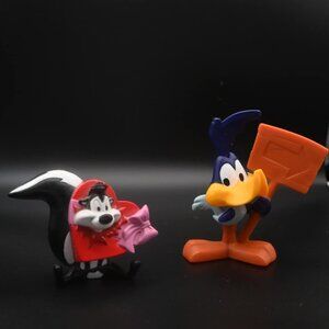 Road runner (2020 mcdonalds toy) + vintage Pepe le Pew 2.5" Figure Toy PVC 1999
